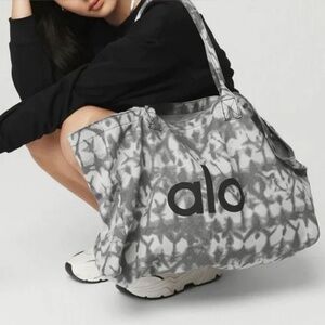 Alo Yoga Tie-Dye Weekender Tote Bag | Gray & White | Oversized Carryall
